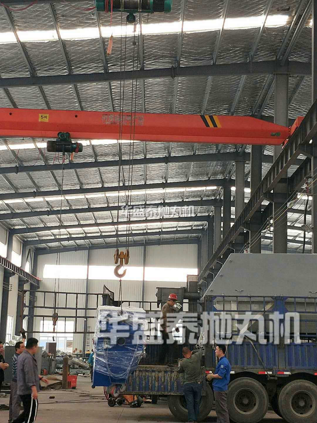 發(fā)貨大連葫蘆島HST550路面拋丸機裝車現(xiàn)場圖